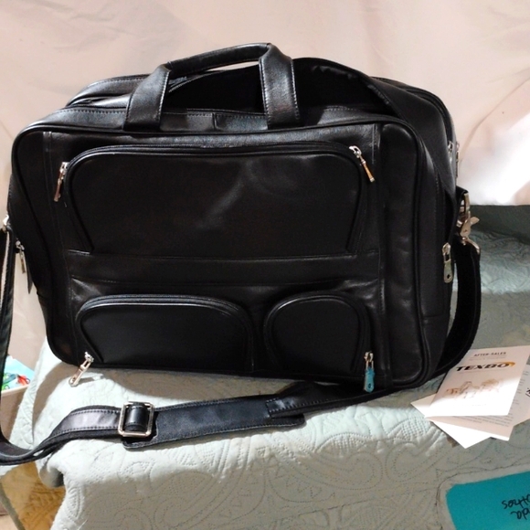 Nwot texbo Italian leather brief case black in luggage strap